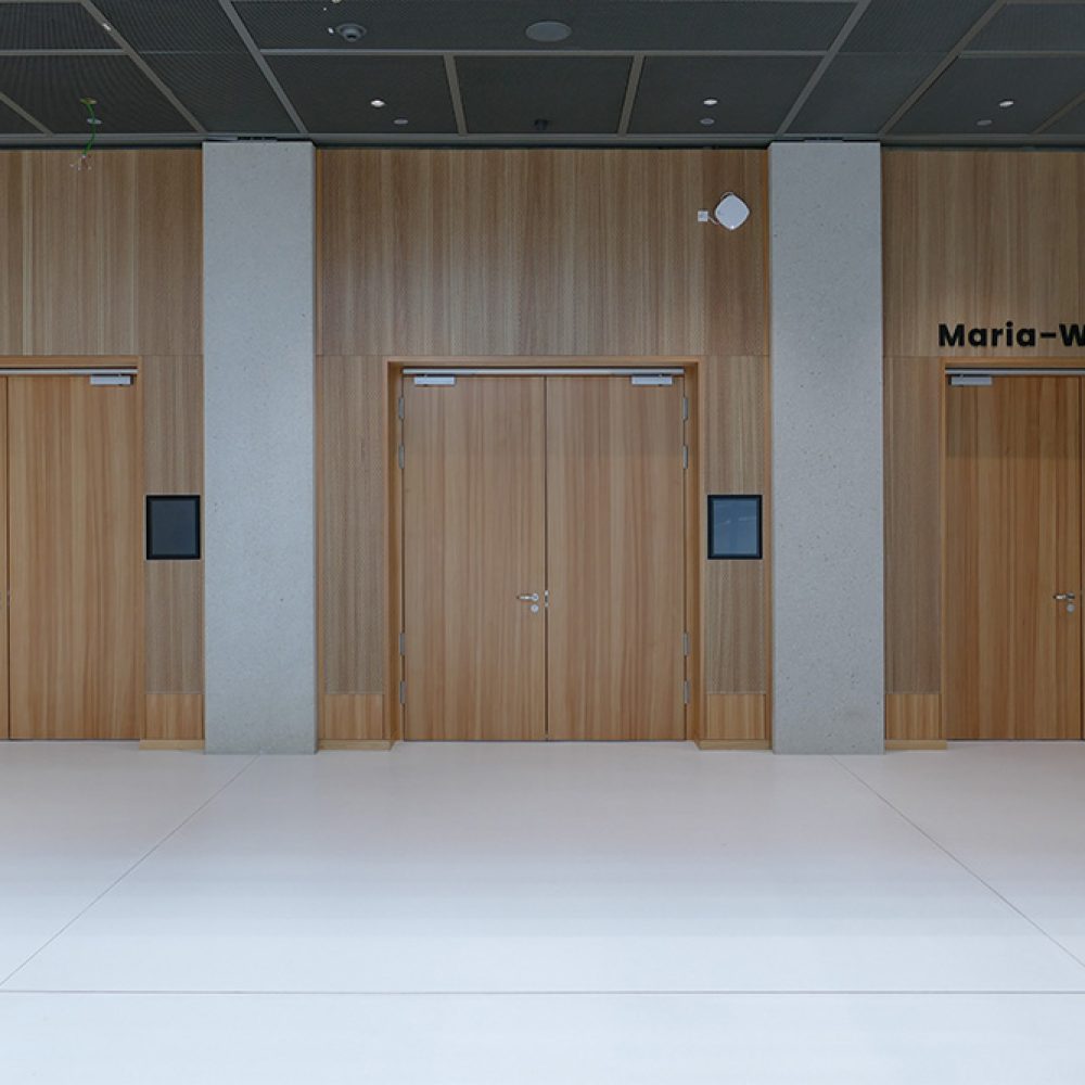 Eingang zum Marie-Weber-Saal im Forum, EG