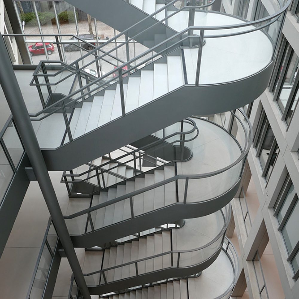 Stahltreppe im DGB belegt mit Pavinodis® flex Terrazzo