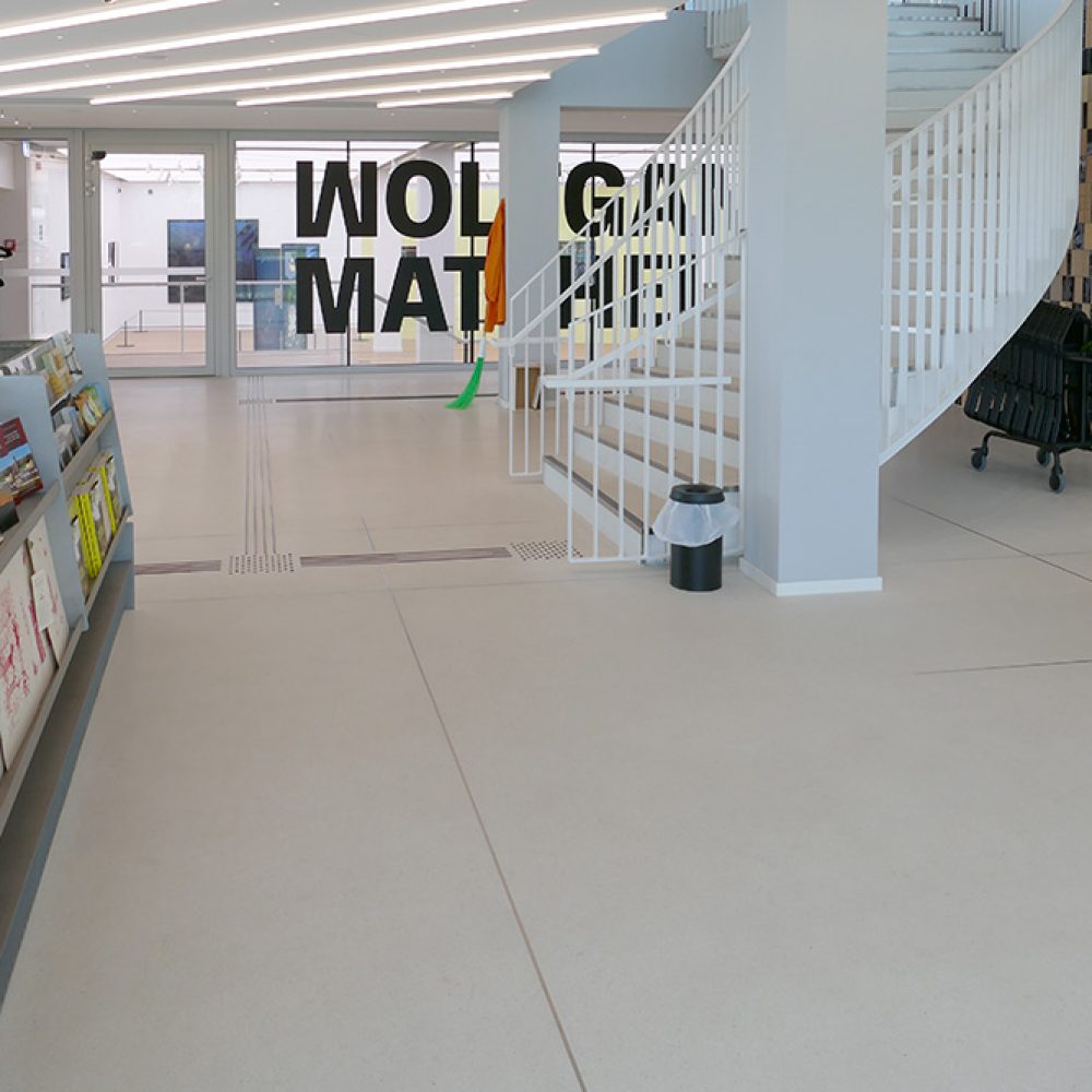 Kasse im Foyer im Museum Minsk in Potsdam, Fußboden aus Pavinodis® flex Terrazzo