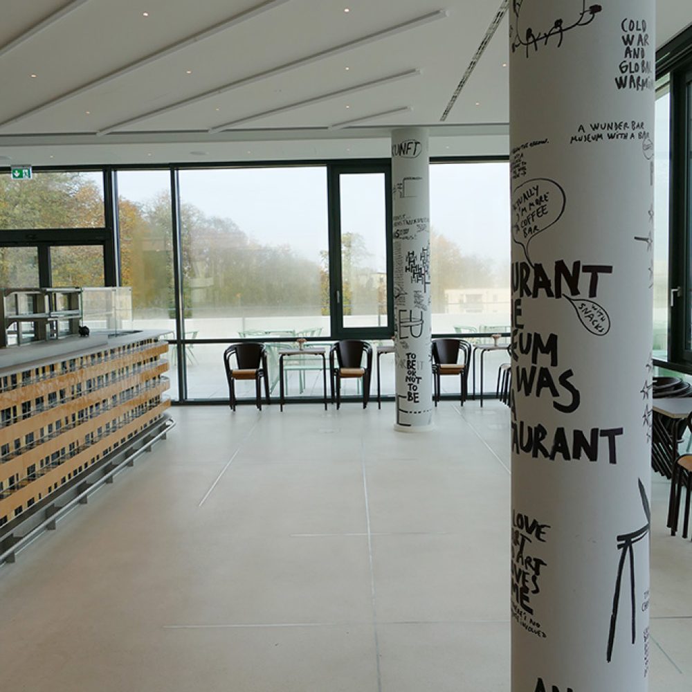 Blick in das Café und auf die Terrasse im OG im Museum Minsk in Potsdam