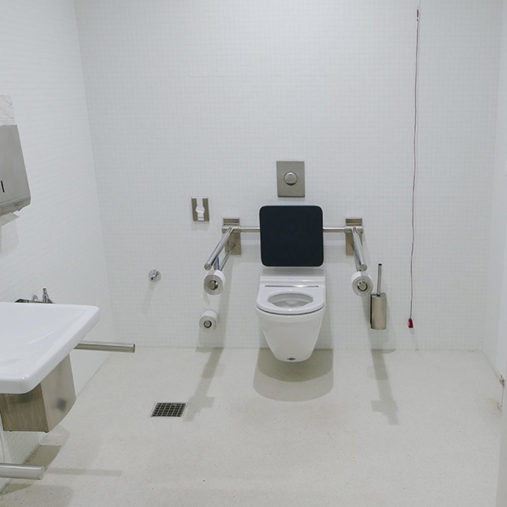 Behinderten-WC mit Terrazzoboden aus Pavinodis® flex Terrazzo im Museum Minsk in Potsdam