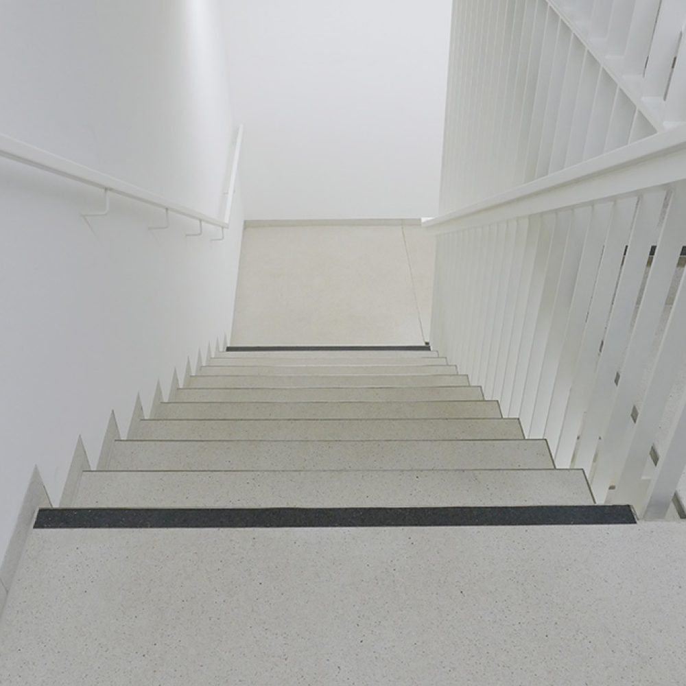 Treppenstufen und Podeste aus Pavinodis® flex Terrazzo im Museum Minsk in Potsdam